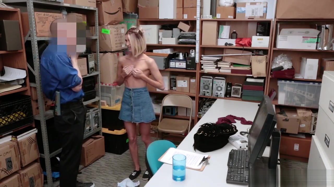 Shoplyfter Emma Hix goes down to her knees and blowjob the LP Officers cock