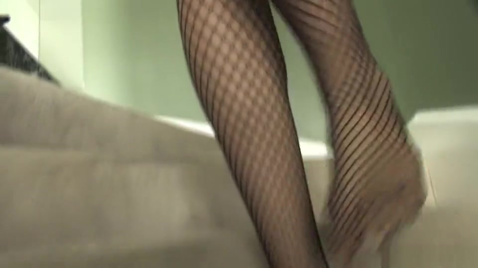 Britney Fox shoves A dildo In tgreetingss guyr arse!