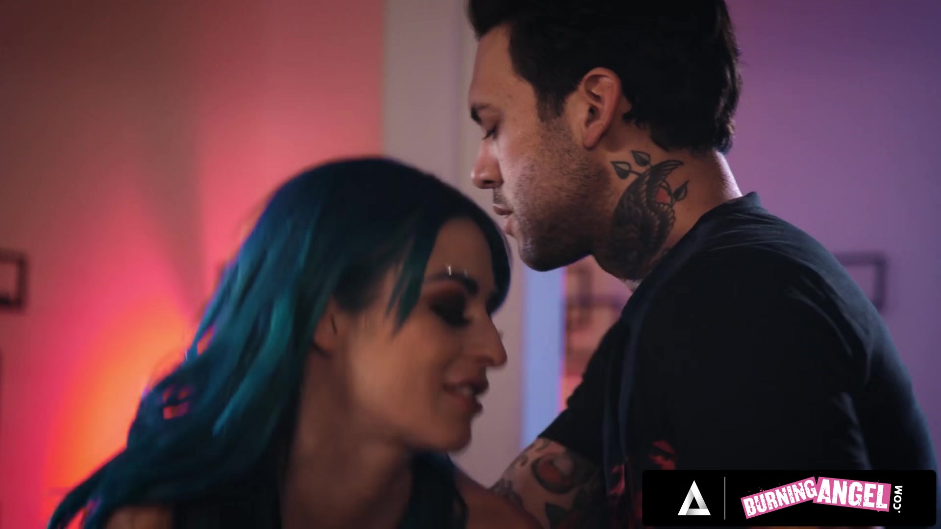 Gorgeous Escort Jewelz Blu Has Her Pussy Destroyed By Small Hands' Big Cock