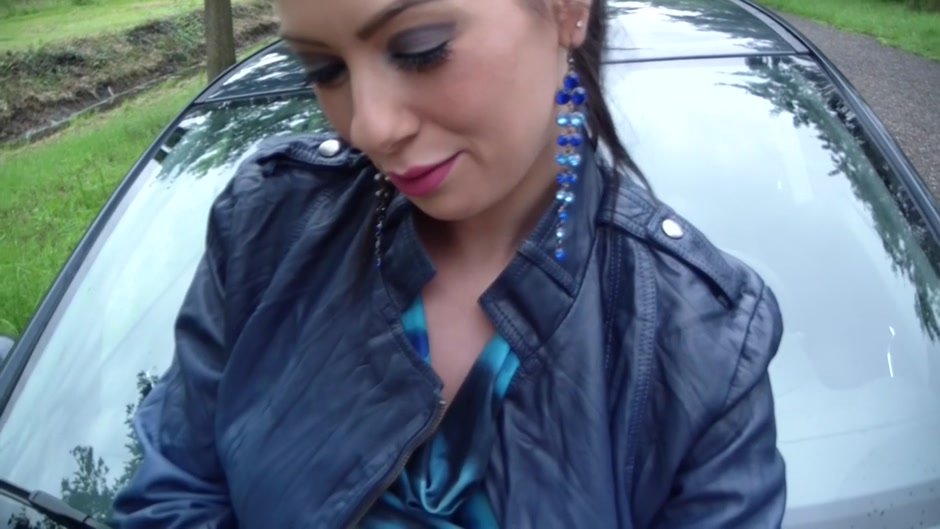 Ella in amateur video showing an outdoor blowjob