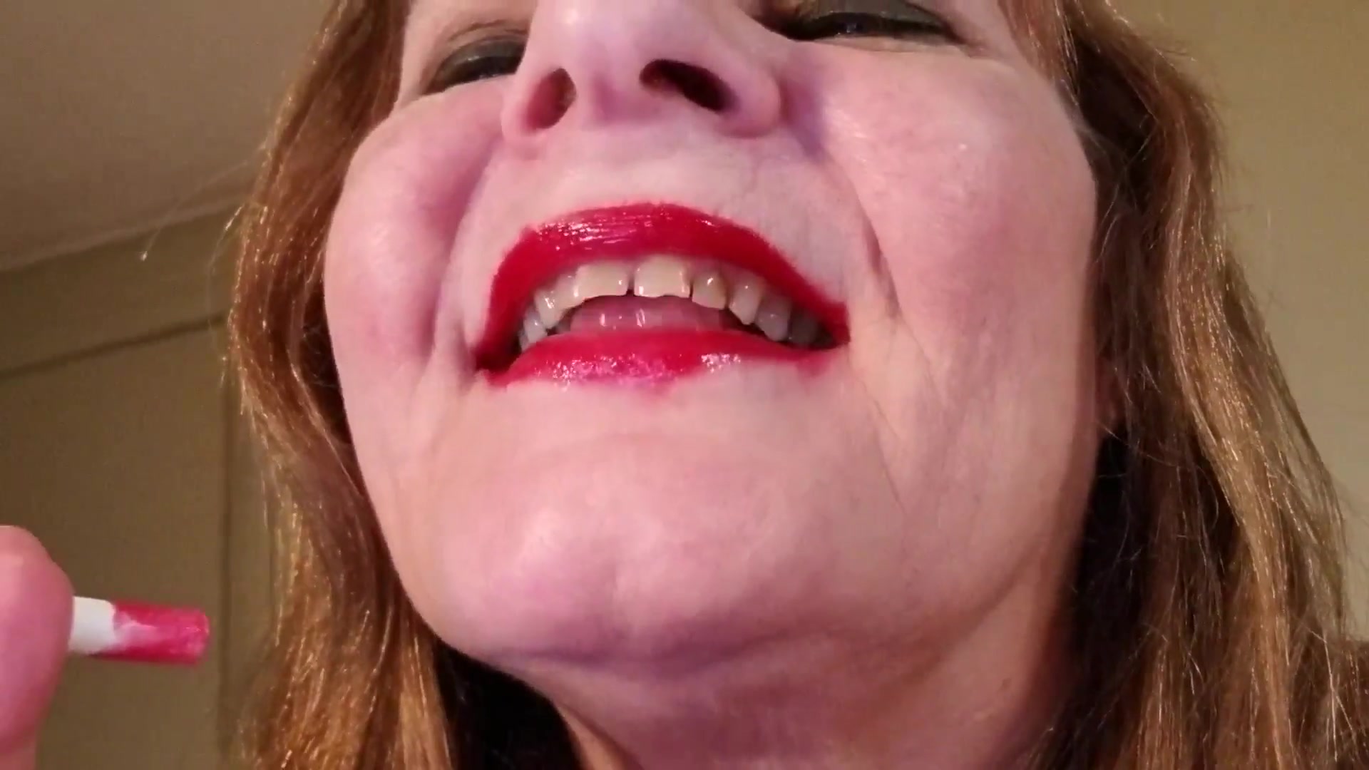 Sensual Red Lips Smoking - TacAmateurs