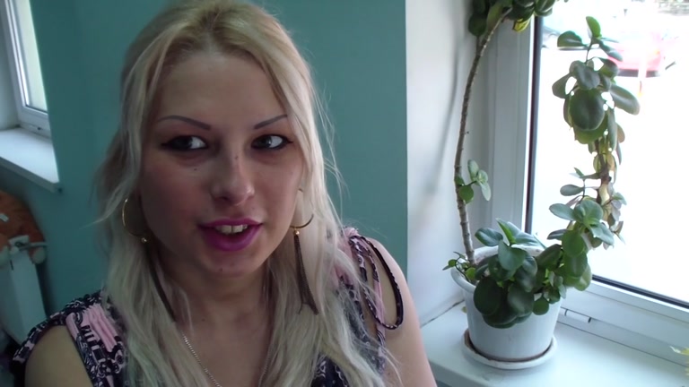 Hot dilettante girlfriend swallows cum in the meadow