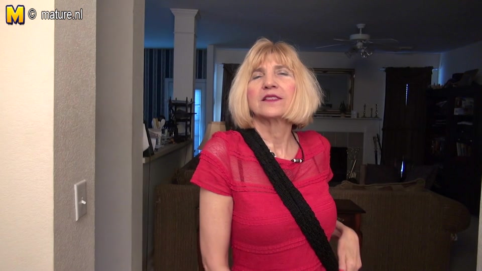 American Mature Lady Shows How Bendy She Still Is - MatureNL