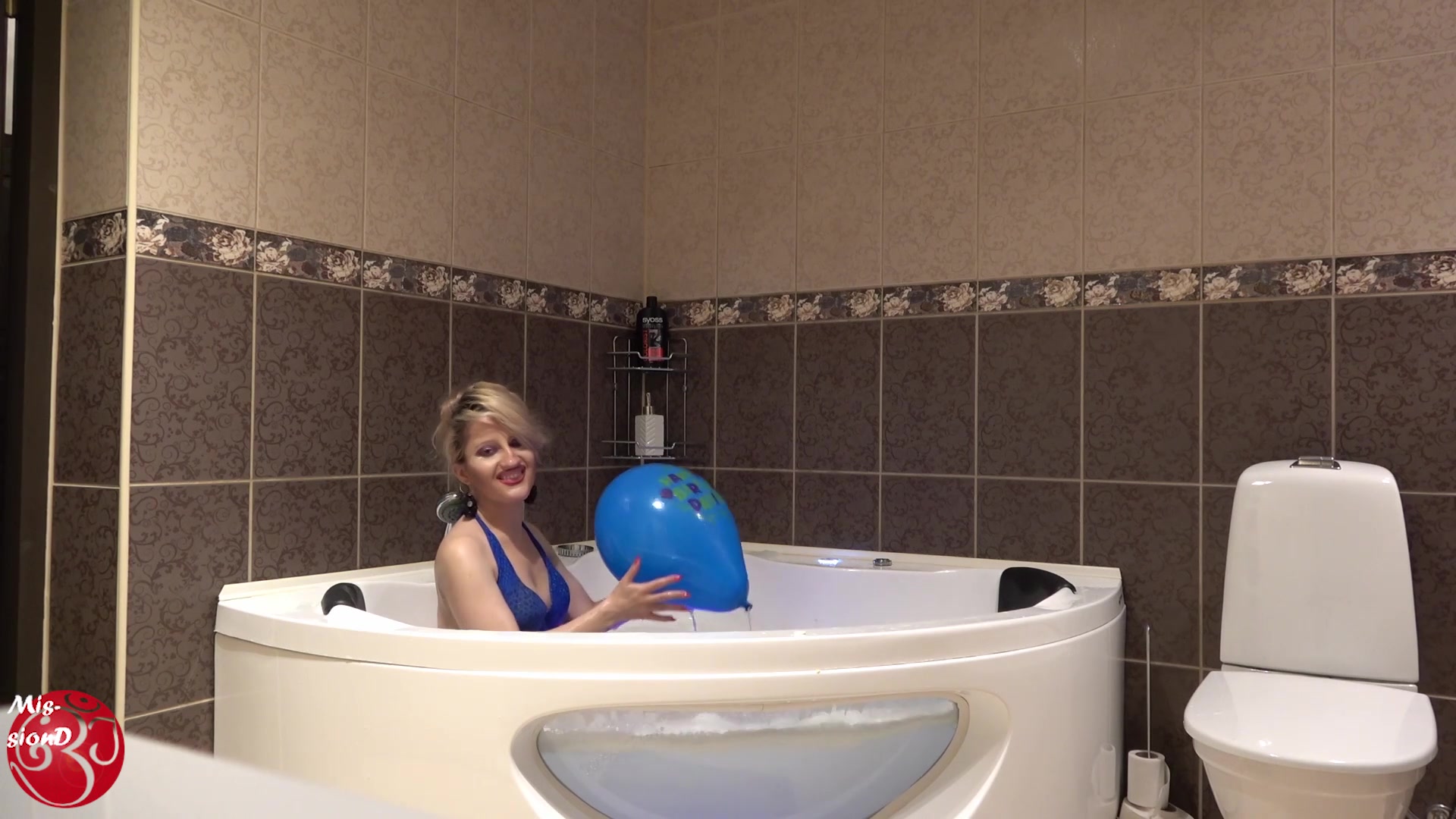 Bathtub With Bubbles And Balloon - Sex Movies Featuring Findom Goaldigger