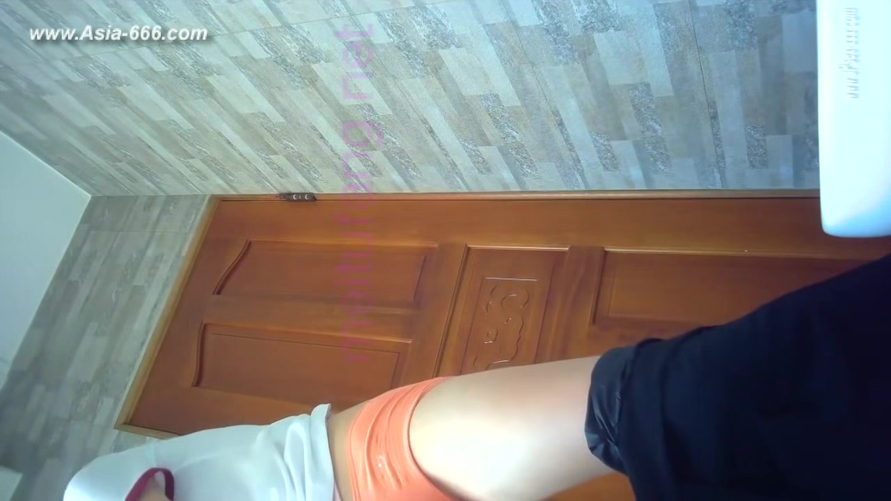 chinese girls go to toilet.302