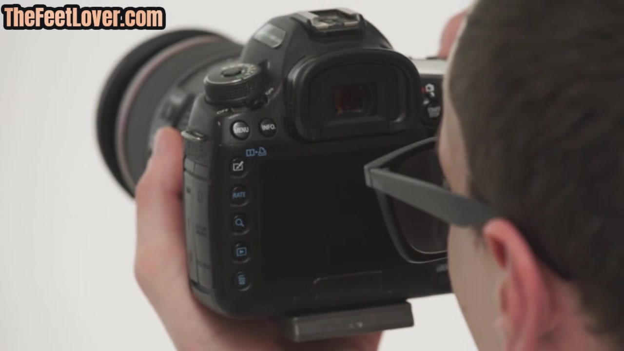 Foot model pussylicked by photographer before using feet