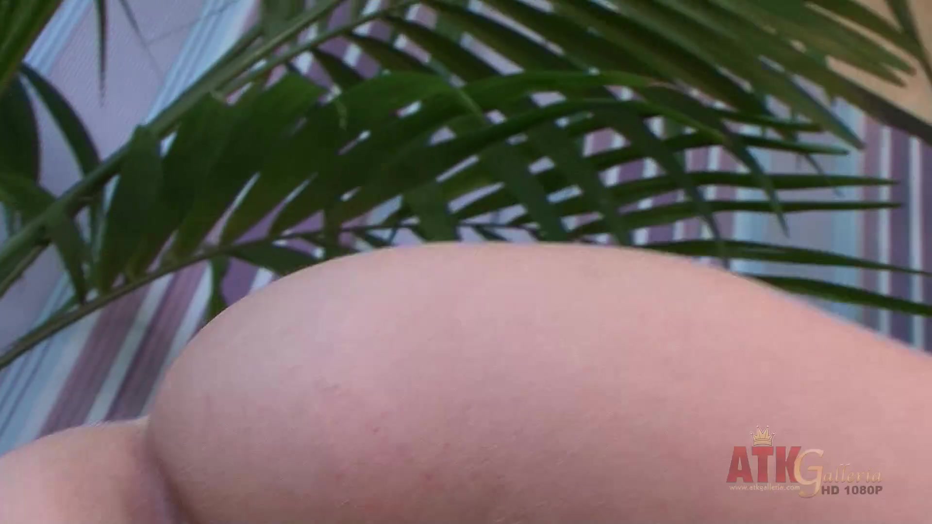 Casting Lola Hunter gets horny at casting and toys her precious pussy