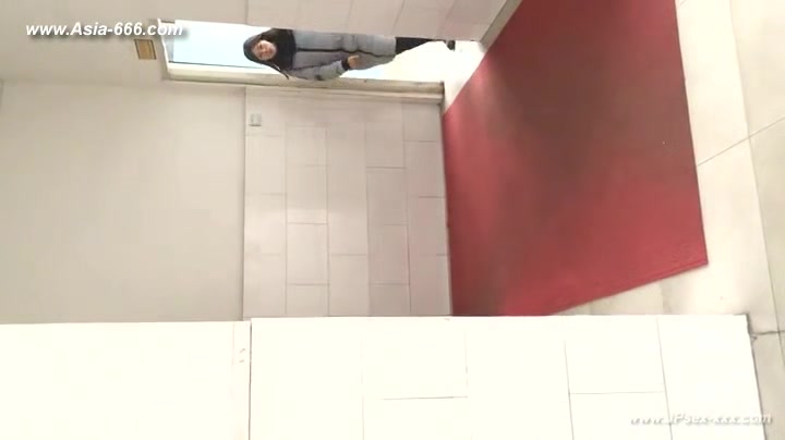 chinese girls go to toilet.130