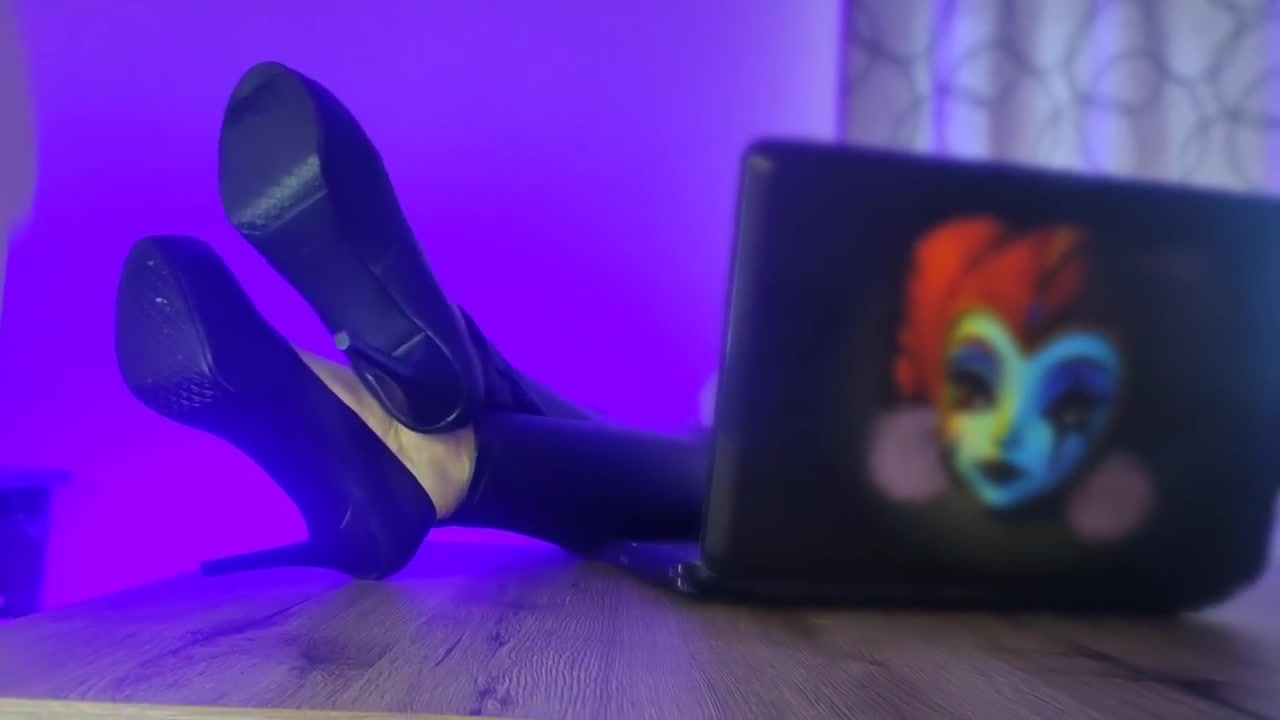 Barefoot Boss Woman In Latex Leggings Farts Savorily In The Face Of A Subordinate/fetish/soles