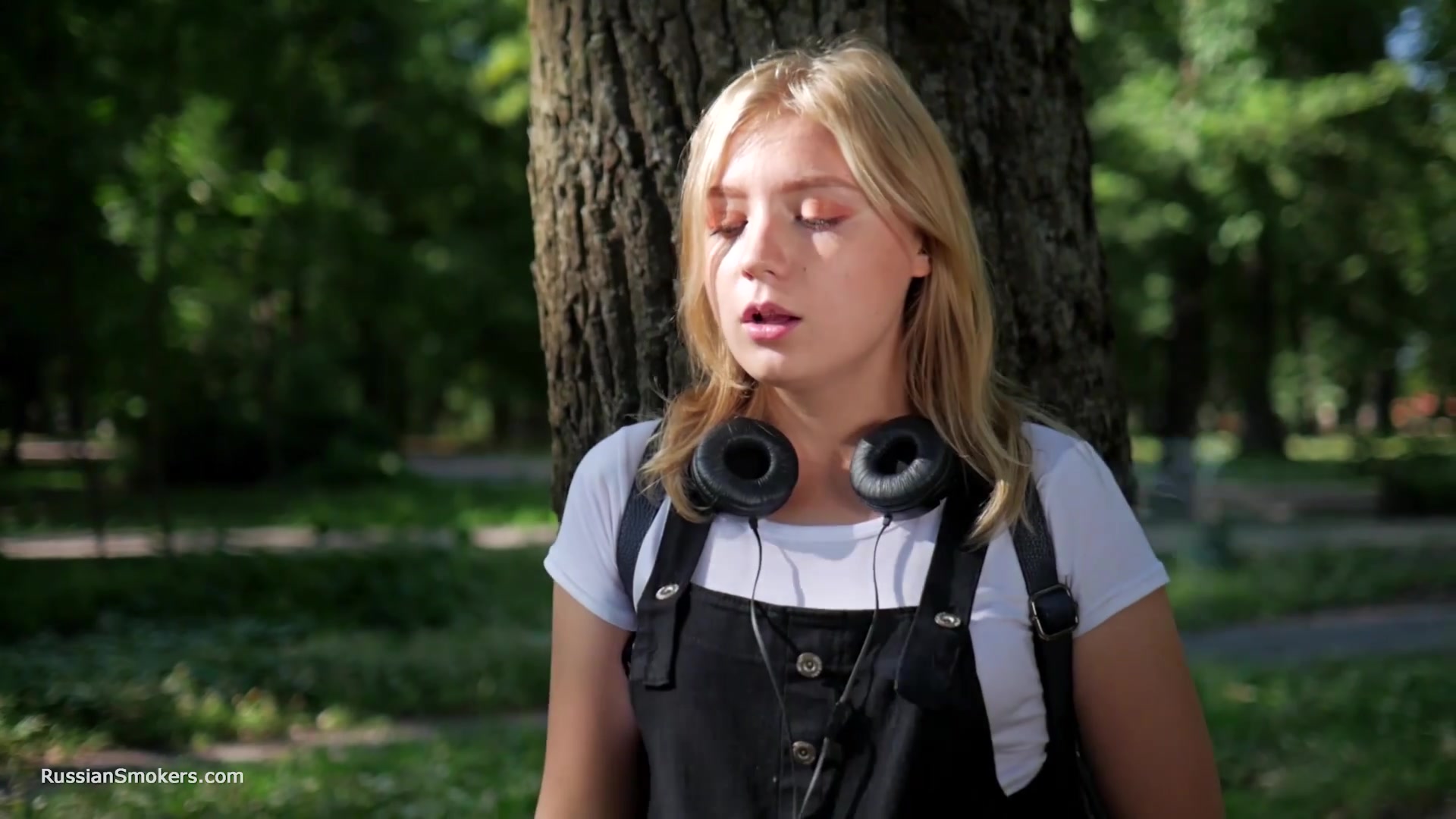 Sweet Polina Is Smoking 120mm Cork Cigarettes In The Park