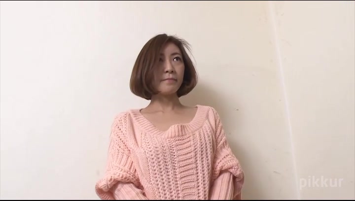 Hitomi No-Bra Neighbour In The Morning: Hitomi
