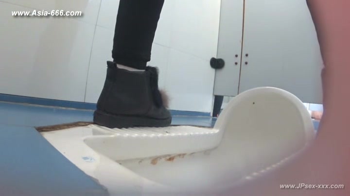 chinese girls go to toilet.104