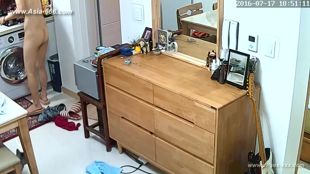 Hackers use the camera to remote monitoring of a lover's home life.564