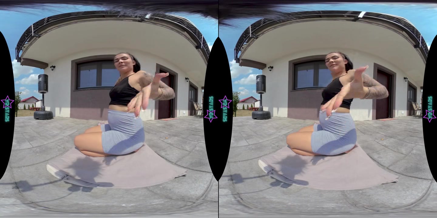 Satisfying Yoga Session With Raw Pussy Fingering And Squirt At The End - VRStars