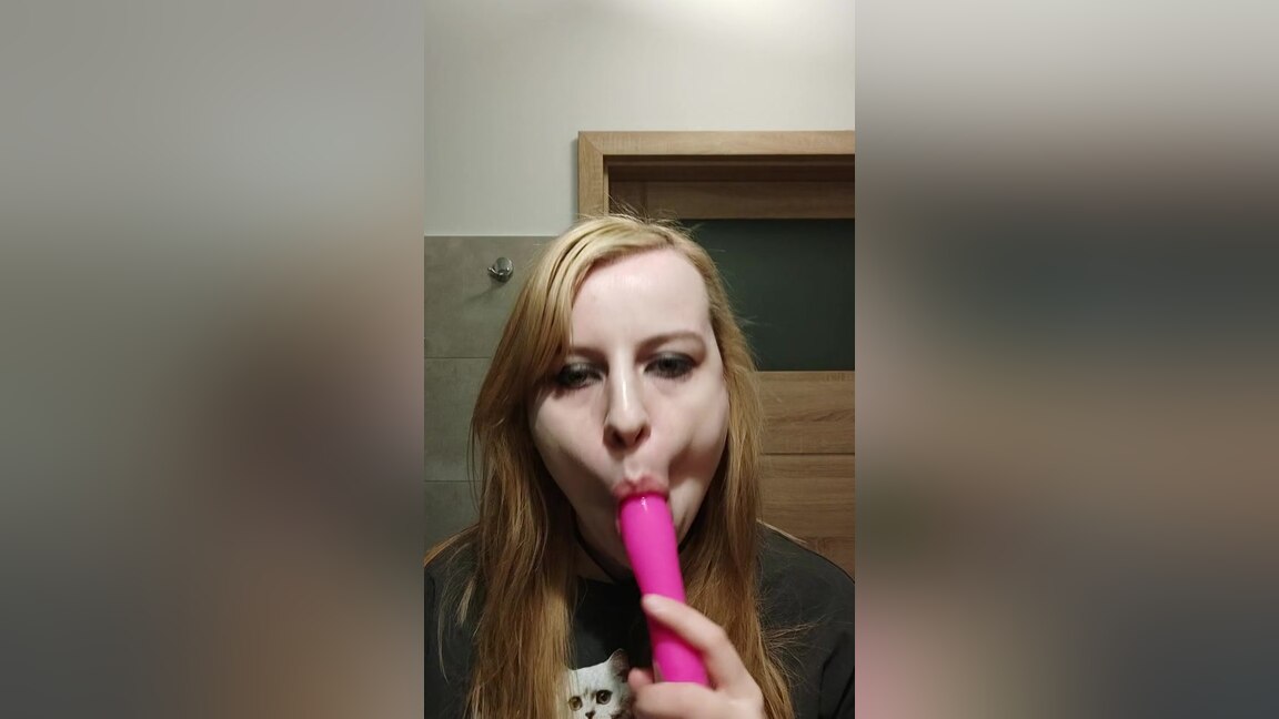 Saliva And Mouth Play - Kinky Amy