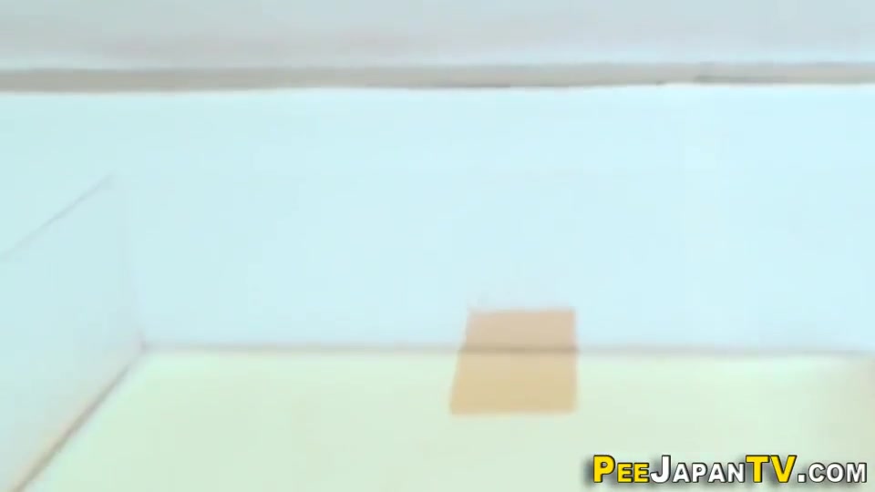Japanese Babe Urinating