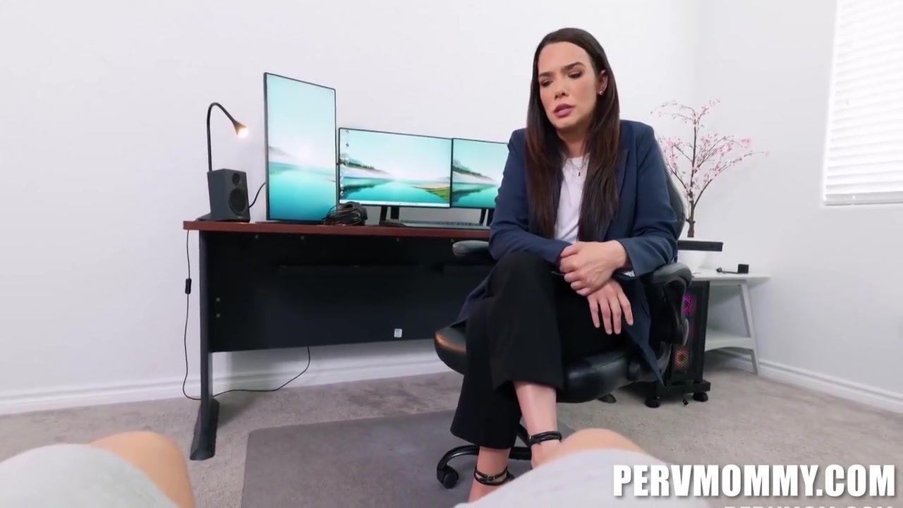 Ivy Ireland In Pervy Milf Gives A Hand And Her Asshole Joshua