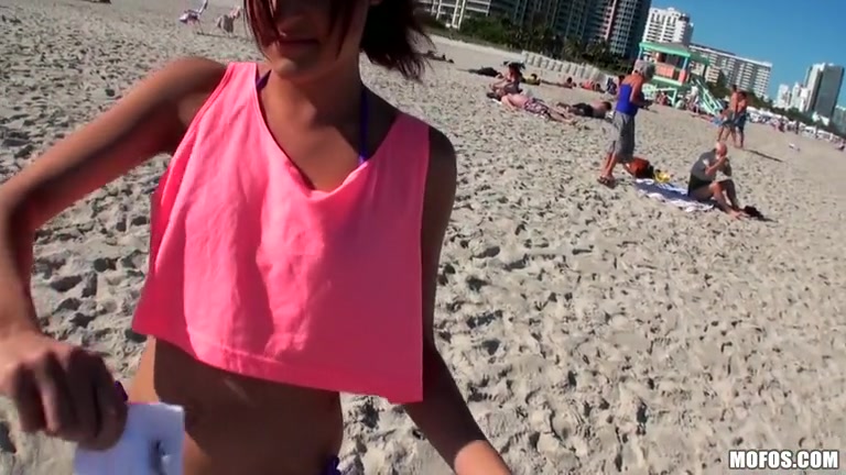 Guy found this sexy girl on beach and she got anal fucked