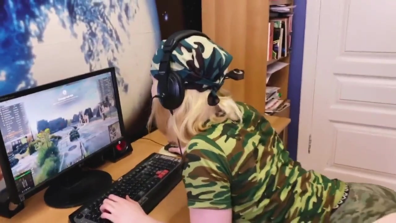 Fuck Cute Girl When She Play In Wot