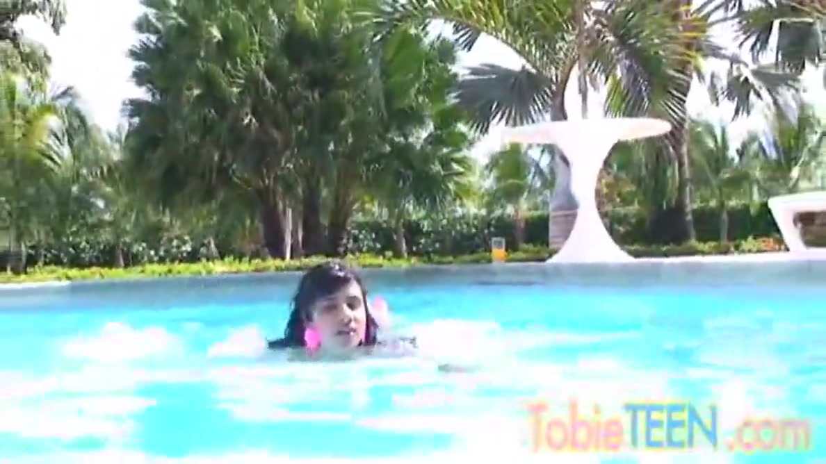 Tobie teen 18+ - Masturbates By The Pool