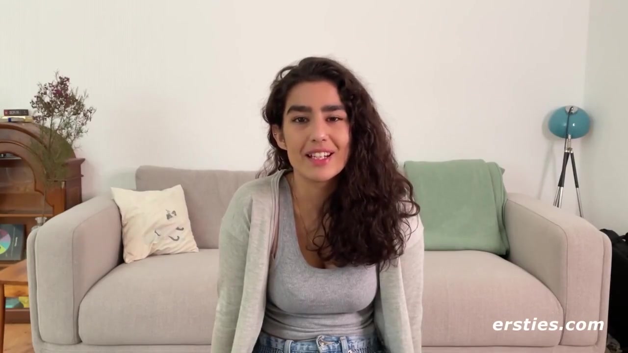 Sexy Babe Gets Her Groove On
