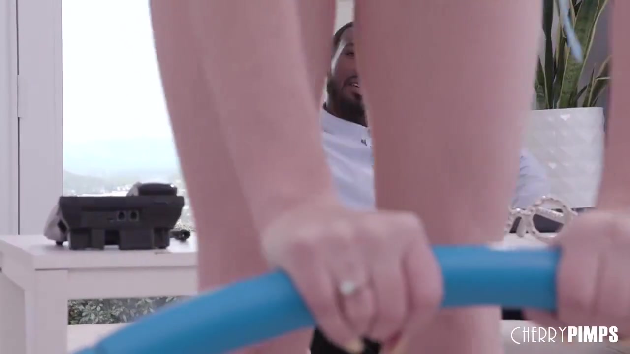 Hollywood Cash, Mazy Myers And Holly Wood In Bbc For Petite Spinner When She Distracts With Her Perky Tits