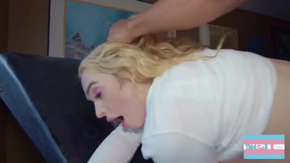 Onion Booty Trans Girl Fucked Hard By Big Dick - Smash Thompson