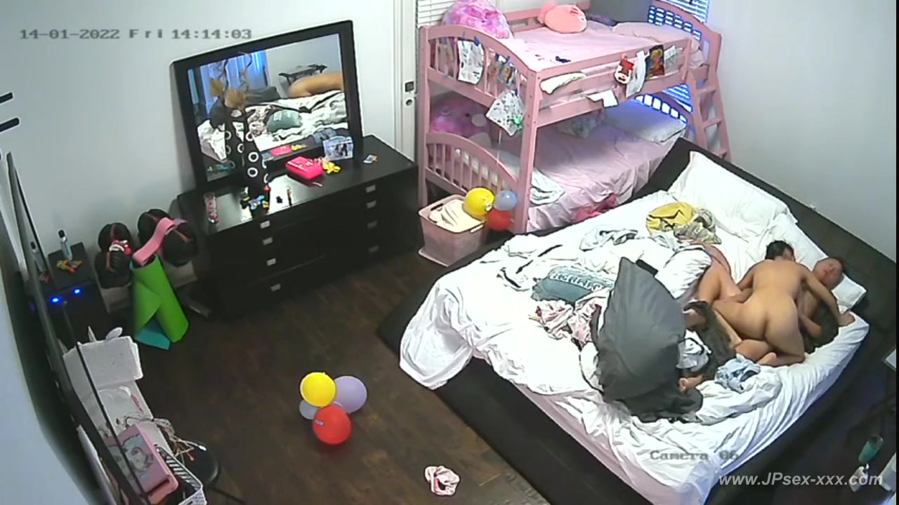 Hackers use the camera to remote monitoring of a lover's home life.599
