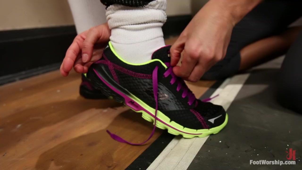 Hot Snatches and Sweaty Toes: Lesbian Gym Footworship Fantasy!!