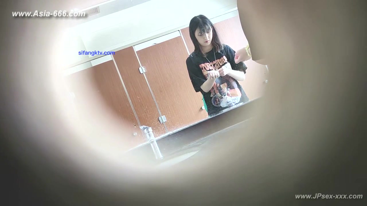 chinese girls go to toilet.305