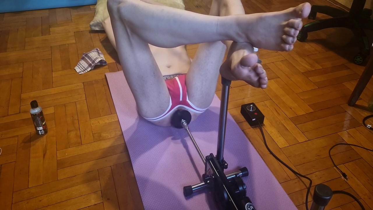 Guy Stretches His Ass With Sex Machine At Home Real