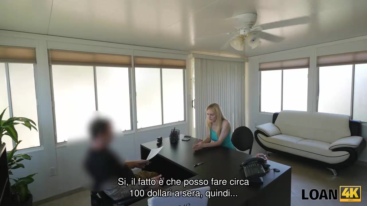 LOAN4K. L'uomo prende la macchina fotografica e organizza