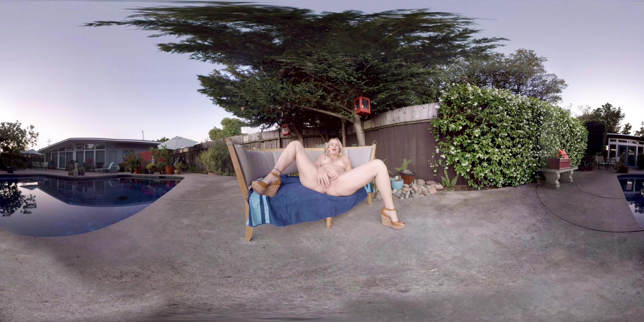 Simone Sonay in Bored Housewife - LezVR