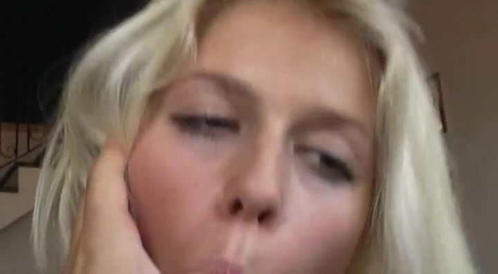 Czech amateur Sandra-blow job and sexy lapdance
