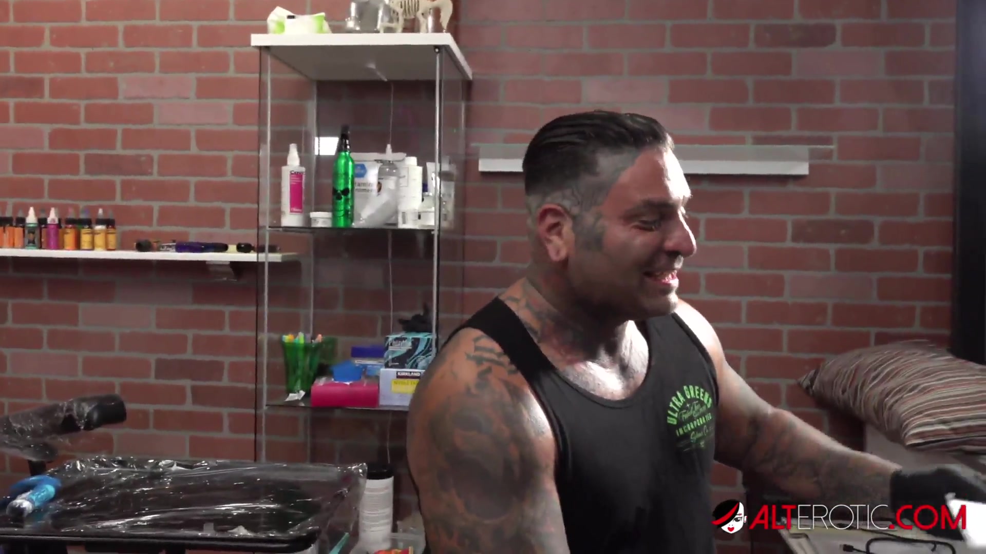 Amber Luke Gets Her Nose Tattooed!