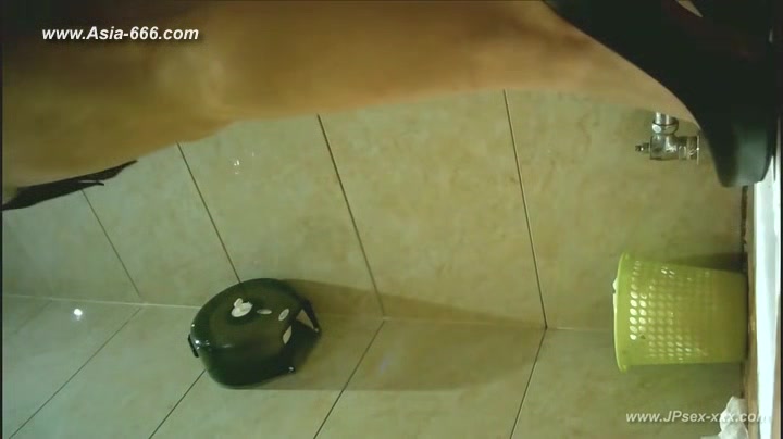 chinese girls go to toilet.99