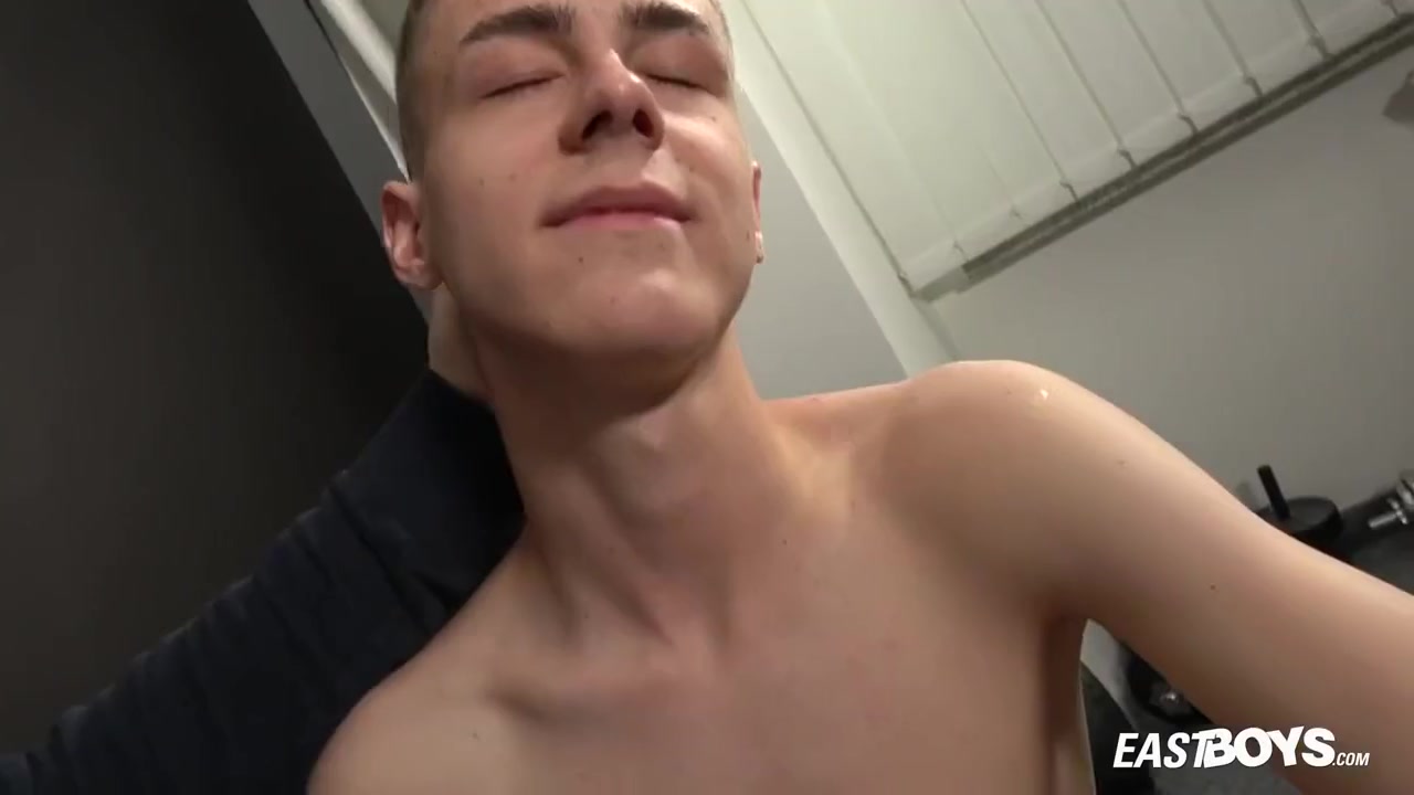 Brad Knight In Handsome Nerdy Boy Gets Handjob Big Penis