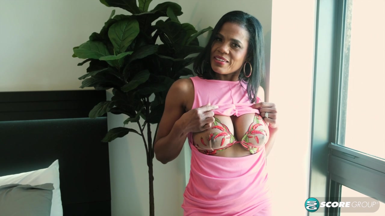 The big tits, fine ass and pretty pussy of Raven Swallowz