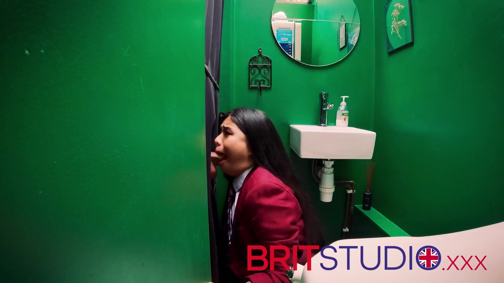 British 18 Year Old Gives An Amazing Blowjob And Swallows A Massive Load Of Cum At The Gloryhole