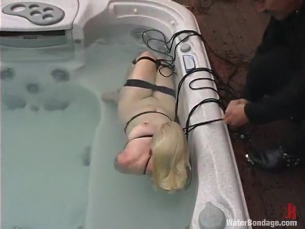 Lorelei Lee in Waterbondage Video