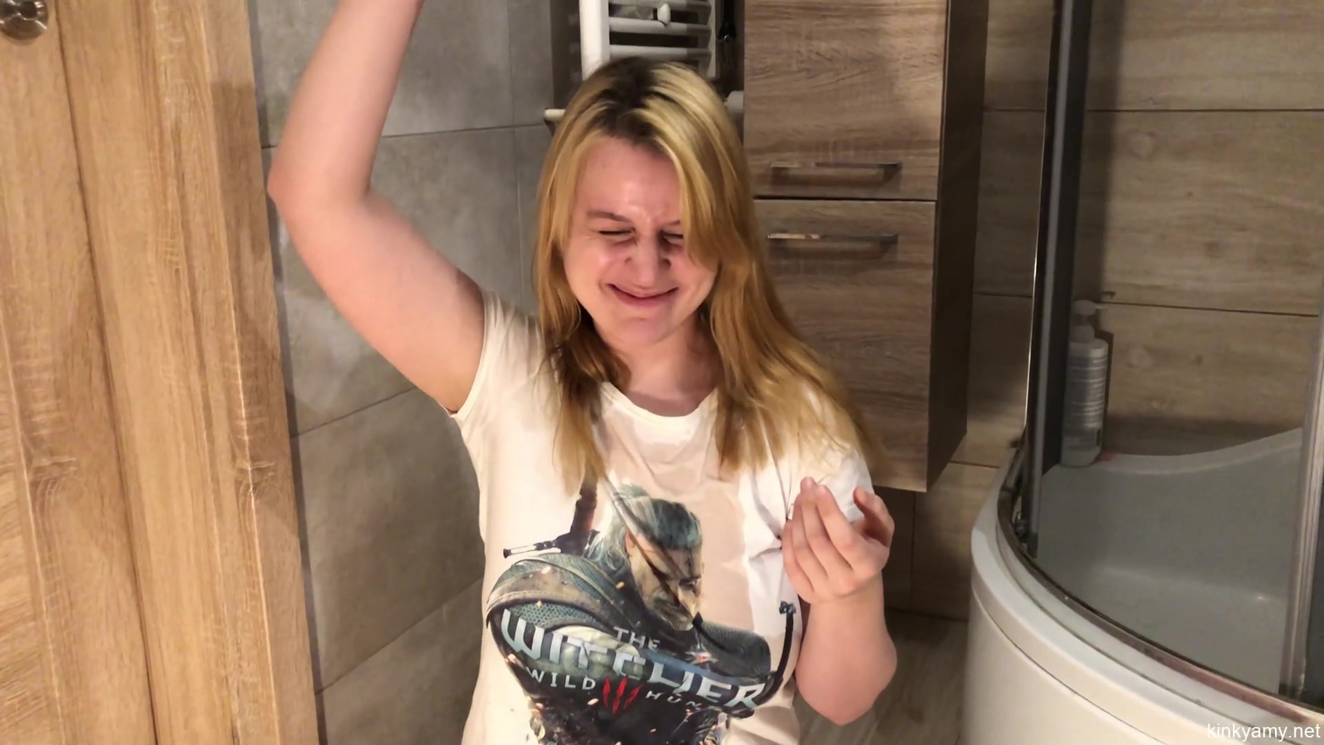 Washing Cum With Piss And Wet Play - Kinky Amy