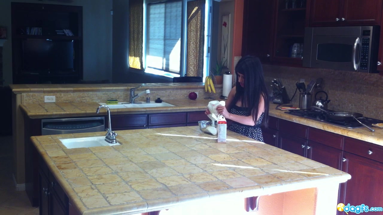 2 Girls Fuck In The Kitchen - RealLesbianExposed