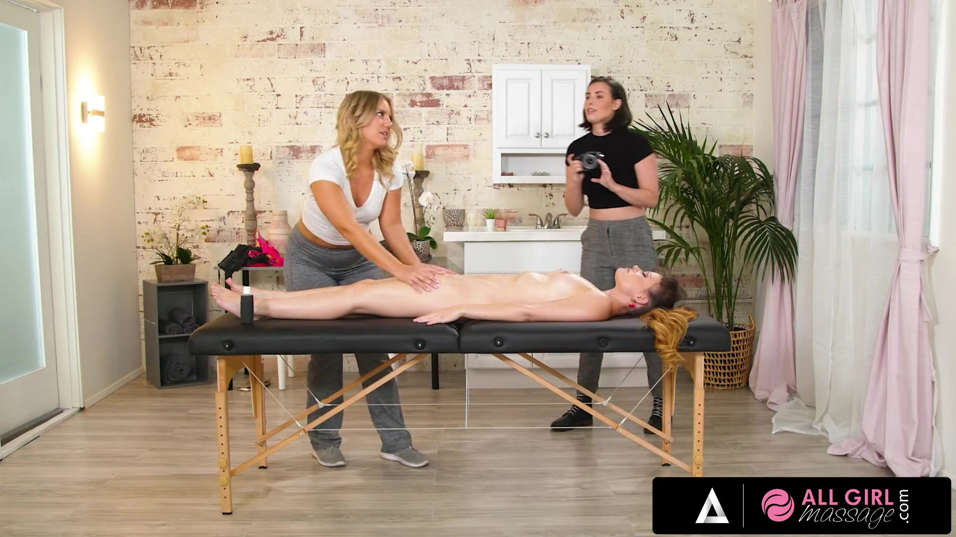 ALL GIRL MASSAGE - Two Hotties Fuck In Front Of A Photographer To Inaugurate A New Massage Parlor
