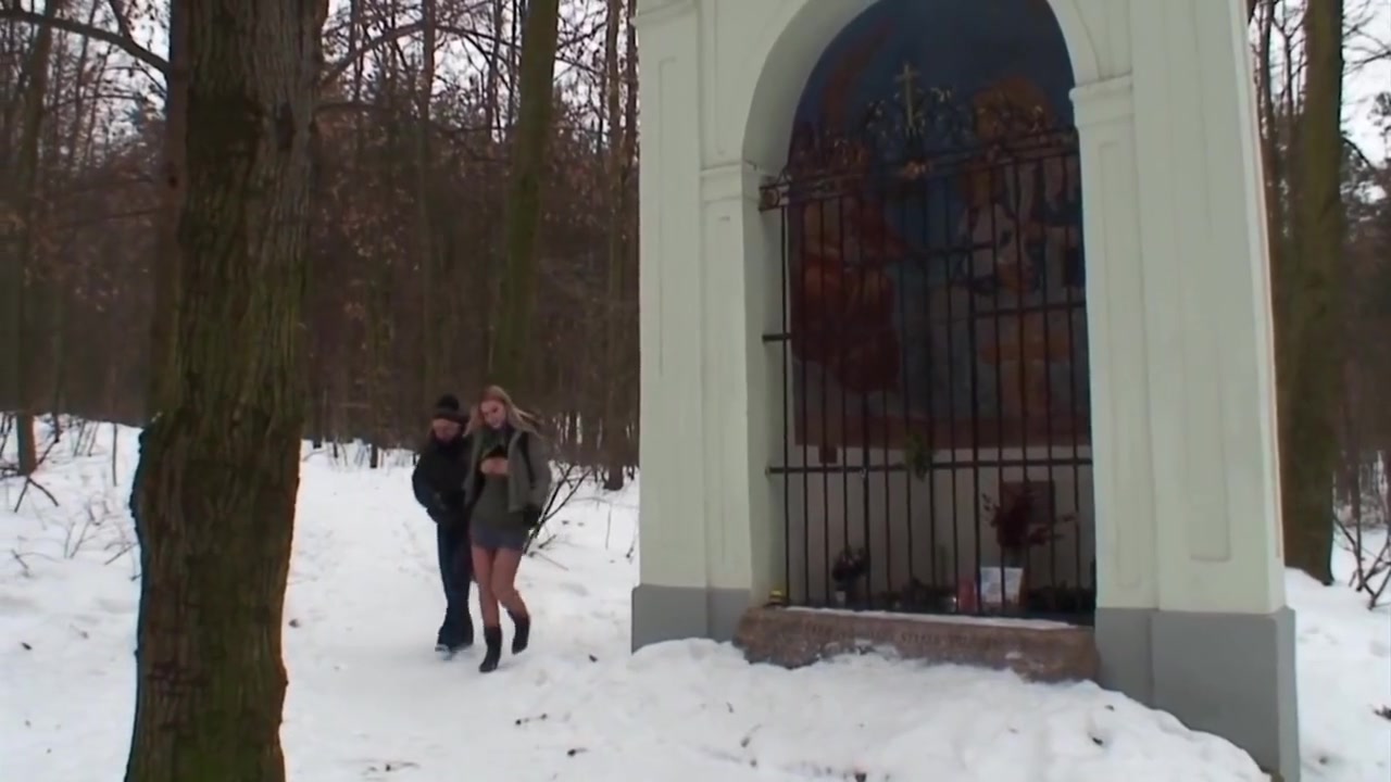 Man Picks Up Blonde Whore And Fucks Her In Snow
