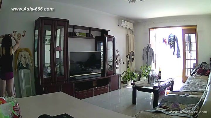 Hackers use the camera to remote monitoring of a lover's home life.225_2
