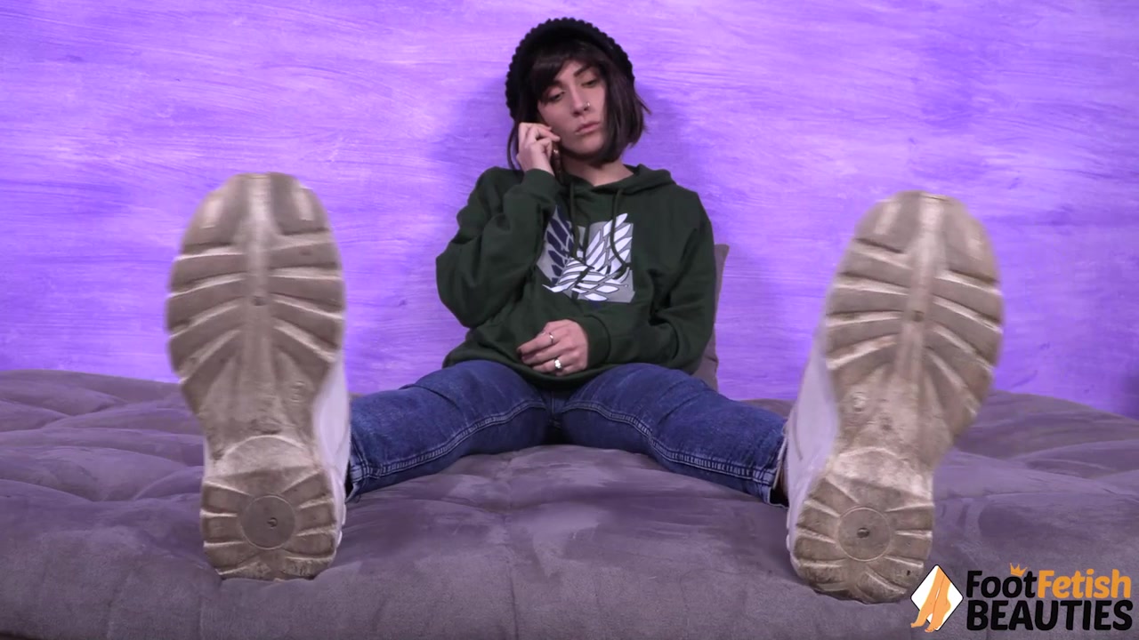 Super-hot Aradia takes off her socks and flaunts her toe-ringed feet