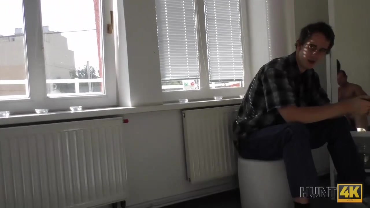 HUNT4K. Hunter offre a ses voisins le sexe pour de l'argent et une fille accepte