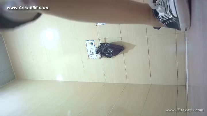 chinese girls go to toilet.105