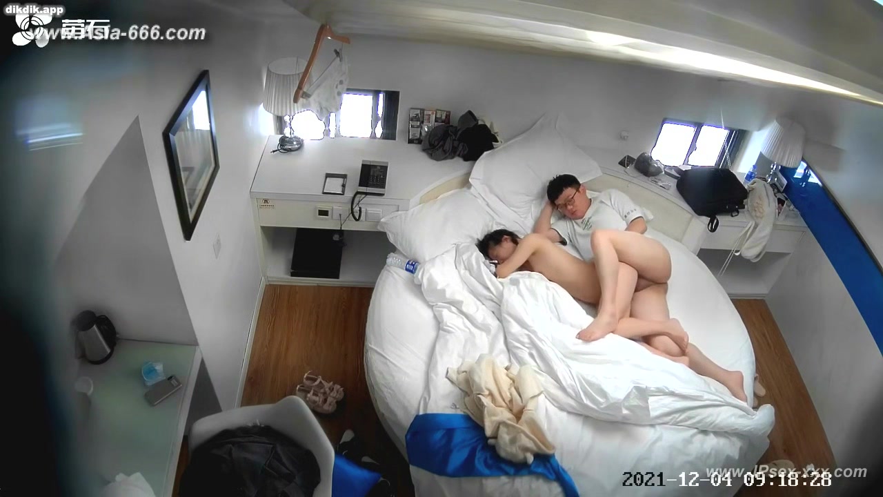 Hackers use the camera to remote monitoring of a lover's home life.563