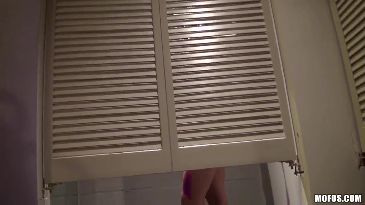 Choosing a new outfit for Chloe Caine ends up in blowjob!